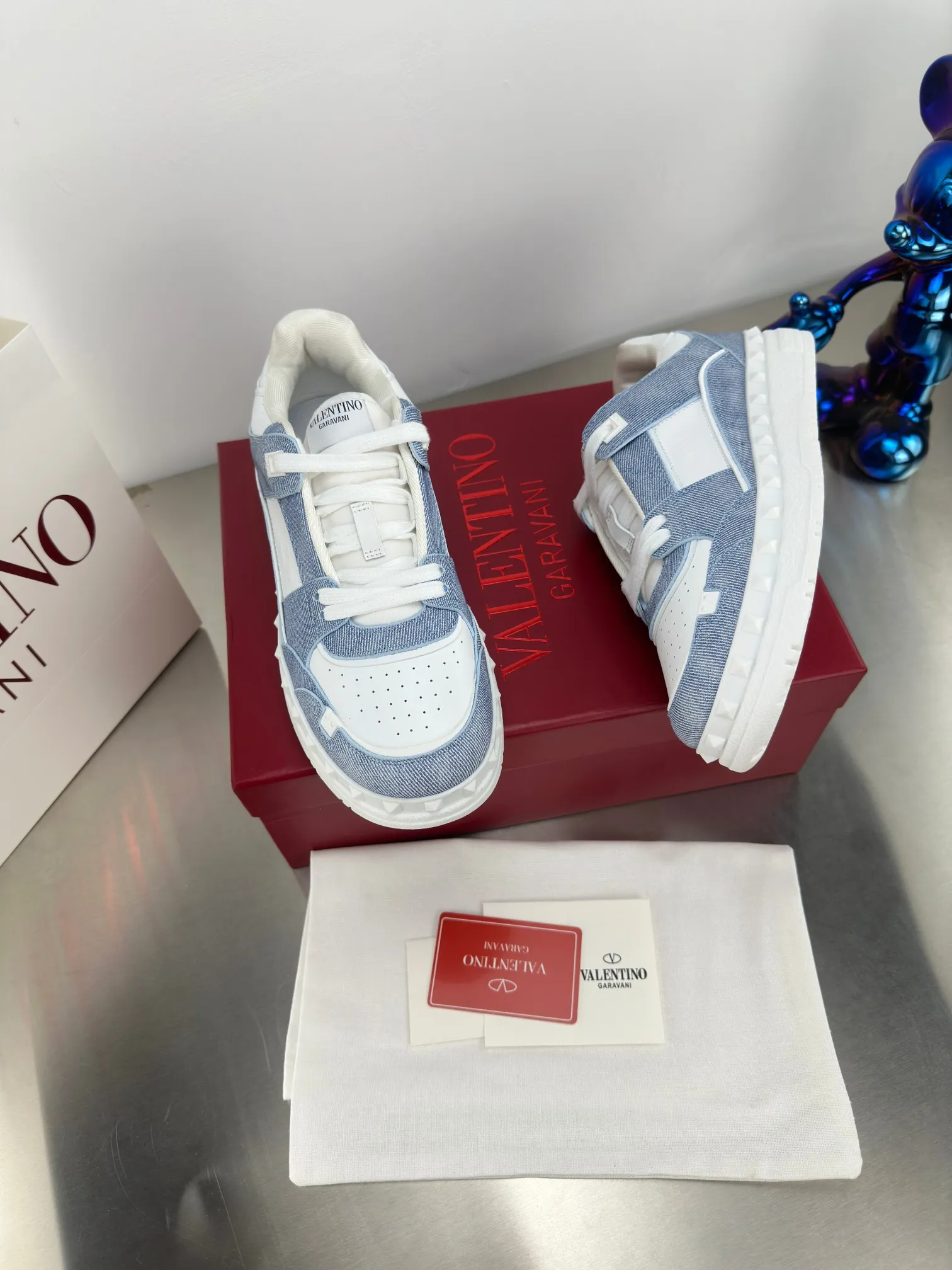 👟👟Ex-factory price 640👟👟 🔺Valentino🔺 Valentino VT 2024 early spring white shoes casual shoes! Top version!  Original 1:1 mold opening! Lasting + oil edge craftsmanship, classic splicing, fashionable and versatile, 🎁Full set of packaging at the same time at the counter. Fabric: Customized cowhide. Lining: Original breathable mesh. Outsole: Original TPU material outsole. Non-slip and wear-resistant. Size: Female 35-40! Male 39～45